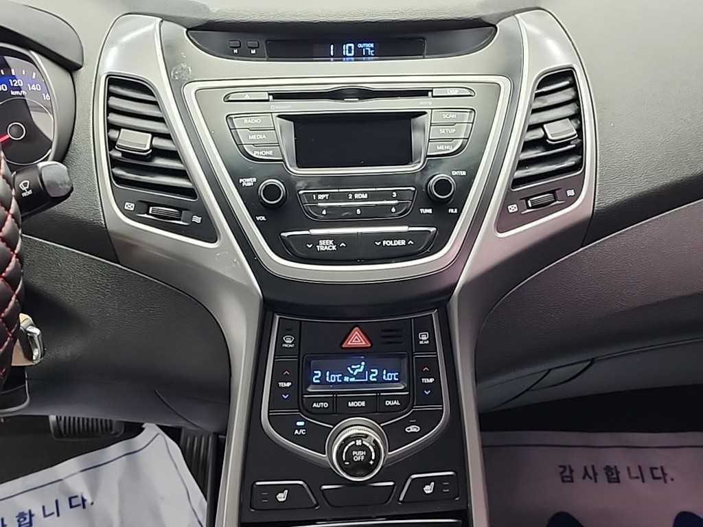 HYUNDAI Avante - Vista 10