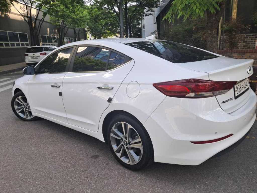 HYUNDAI Avante - Vista 4