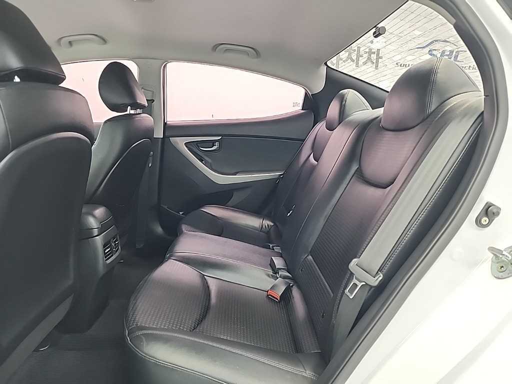 HYUNDAI Avante - Vista 12