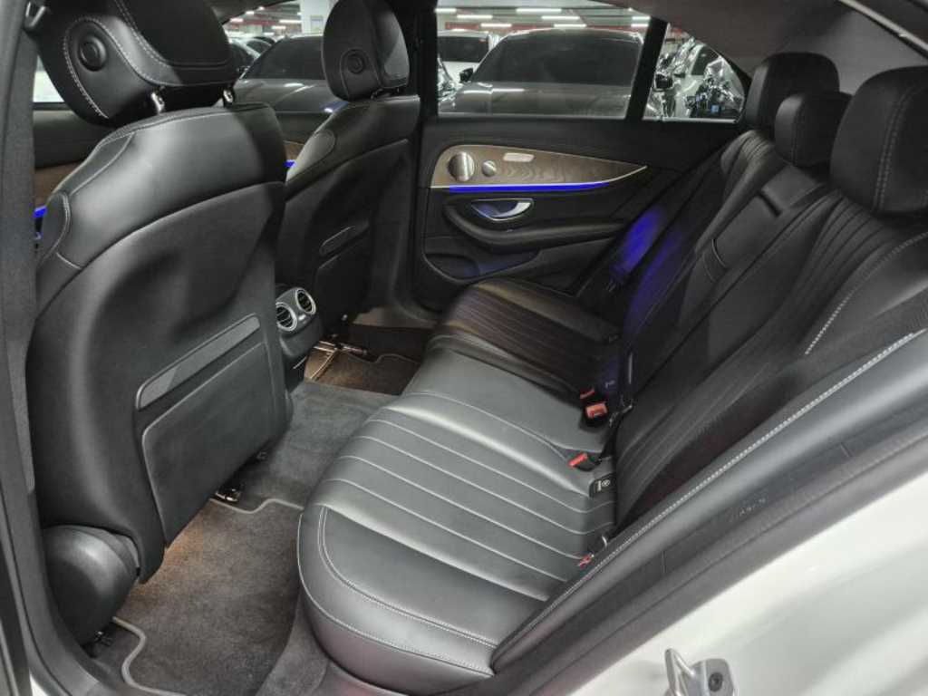 Mercedes Benz E class - Vista 8