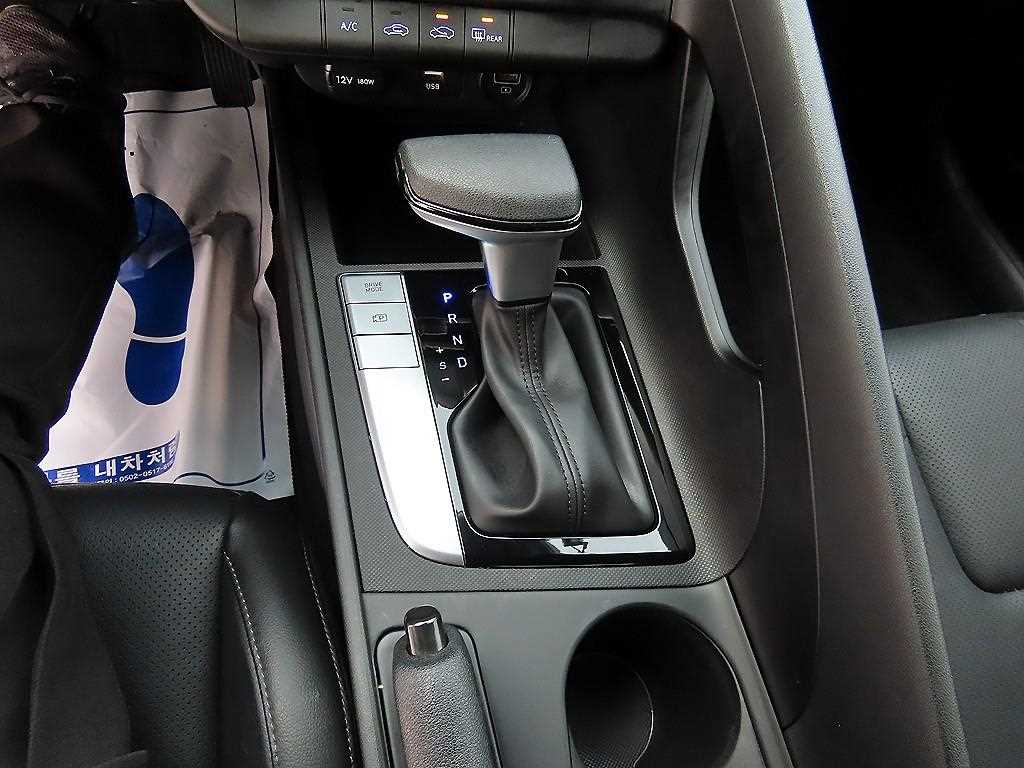HYUNDAI Avante - Vista 10
