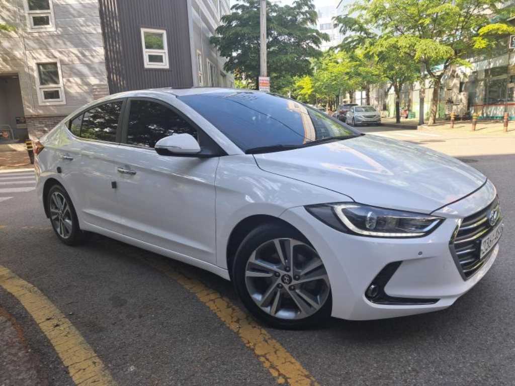 HYUNDAI Avante - Vista 3