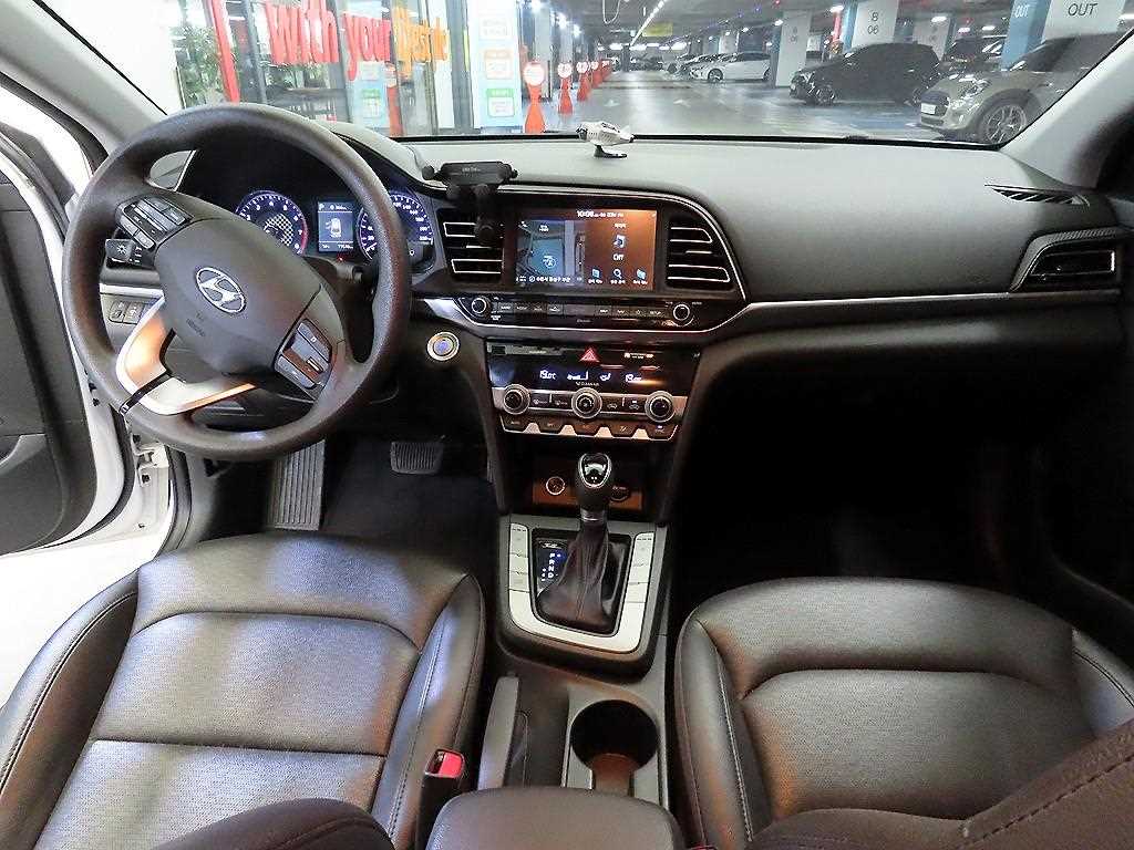 HYUNDAI Avante - Vista 10