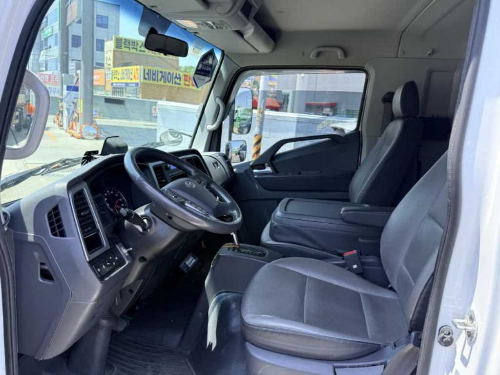 medium and large cargo truck - Vista 9