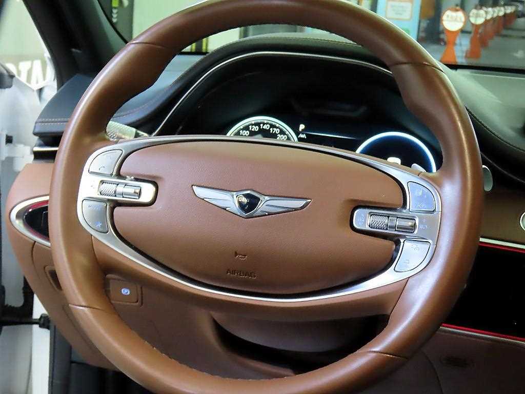 Genesis GV70 - Vista 8