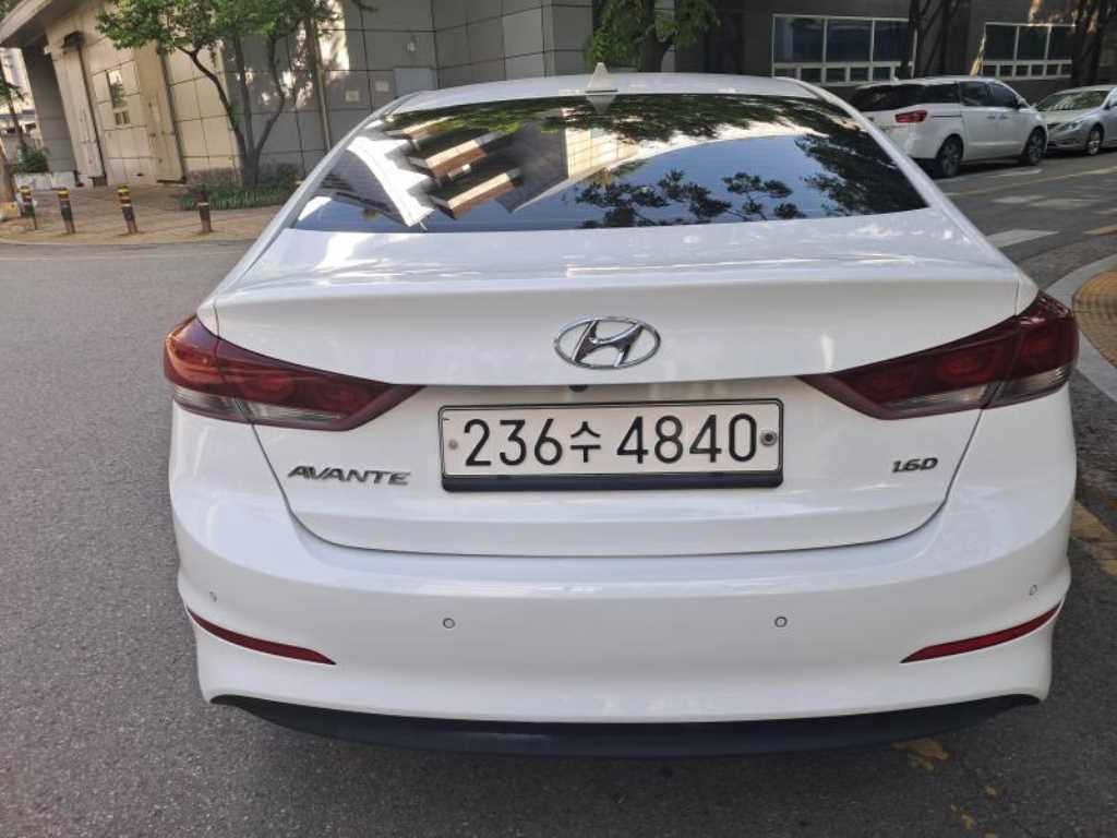HYUNDAI Avante - Vista 5