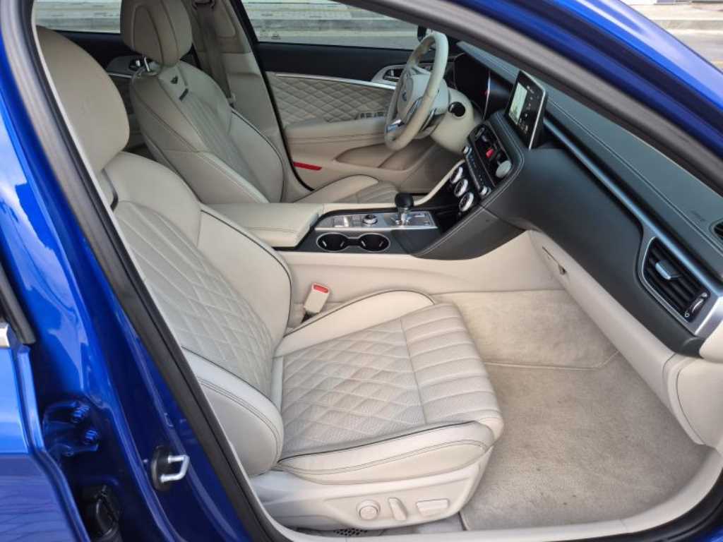 Genesis G70 - Vista 8