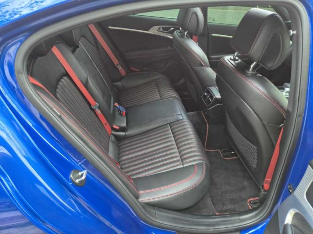 Genesis G70 - Vista 10