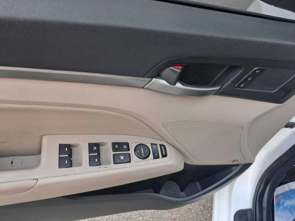 HYUNDAI Avante - Vista 7