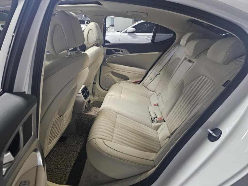 Genesis G70 - Vista 9