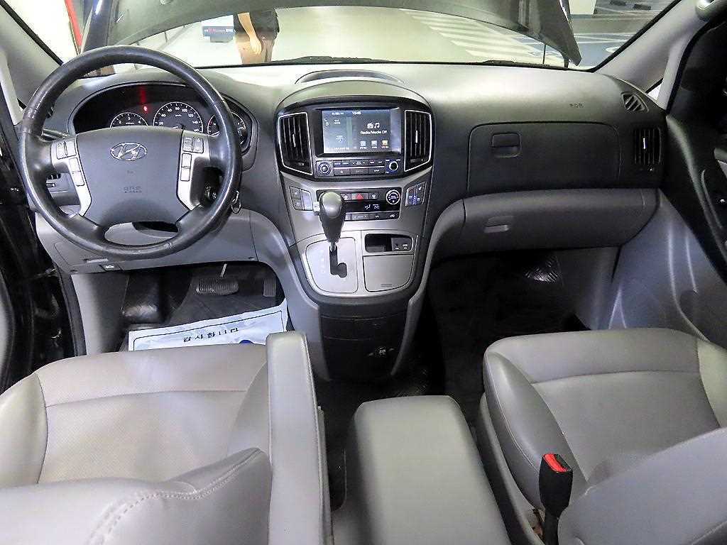 HYUNDAI Starex - Vista 10