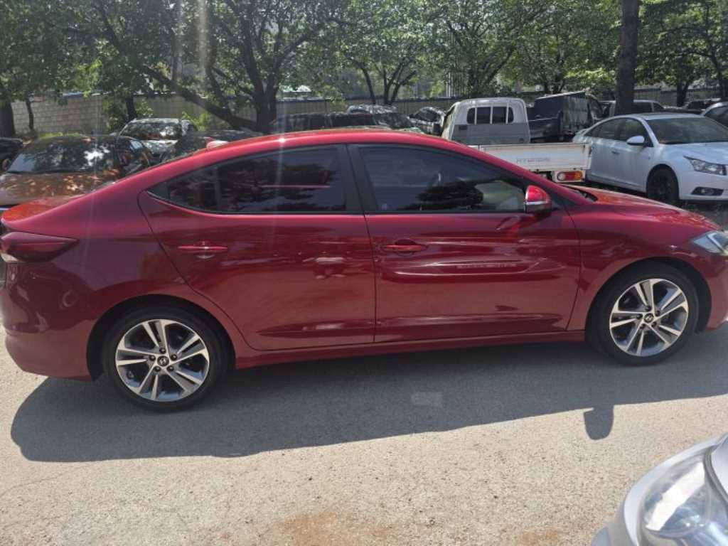 HYUNDAI Avante - Vista 3
