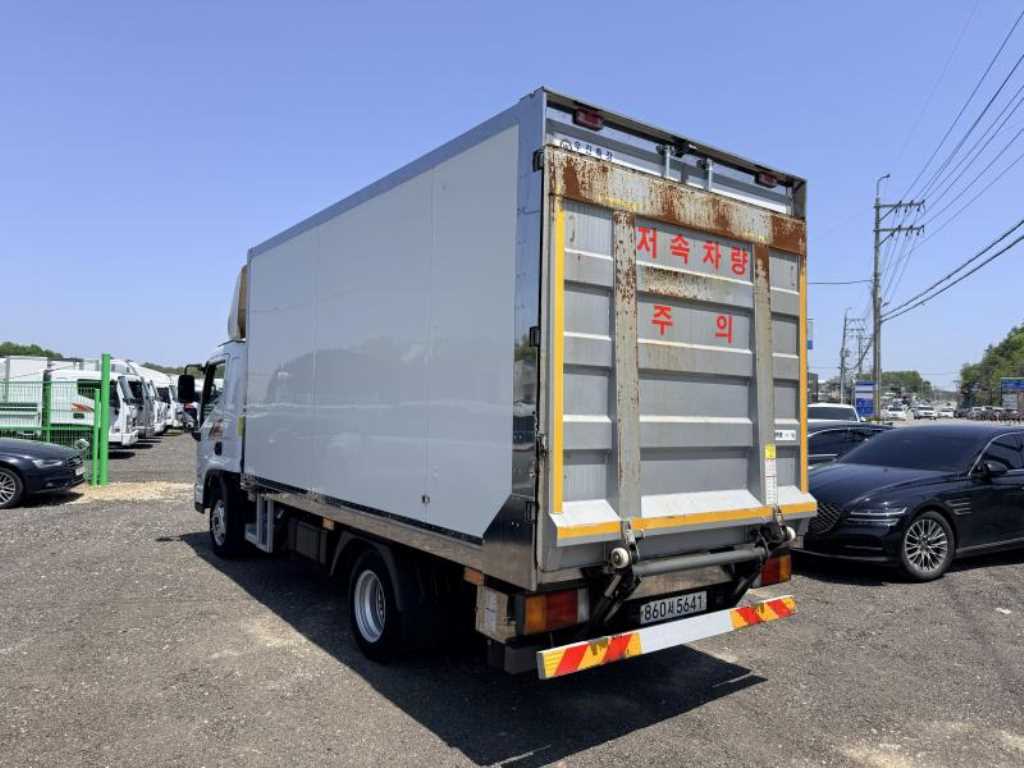 medium and large cargo truck - Vista 7