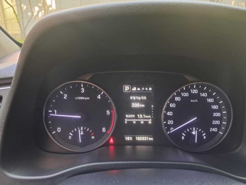 HYUNDAI Avante - Vista 9