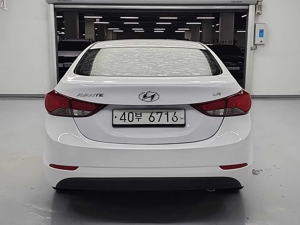 HYUNDAI Avante - Vista 3