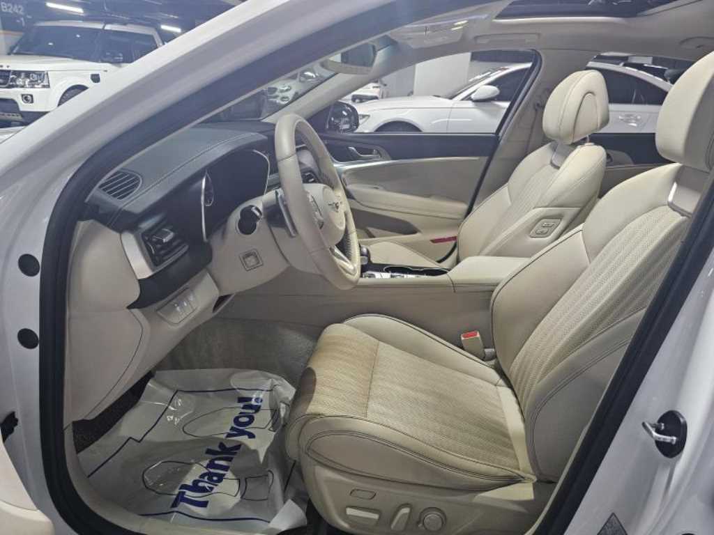 Genesis G70 - Vista 8