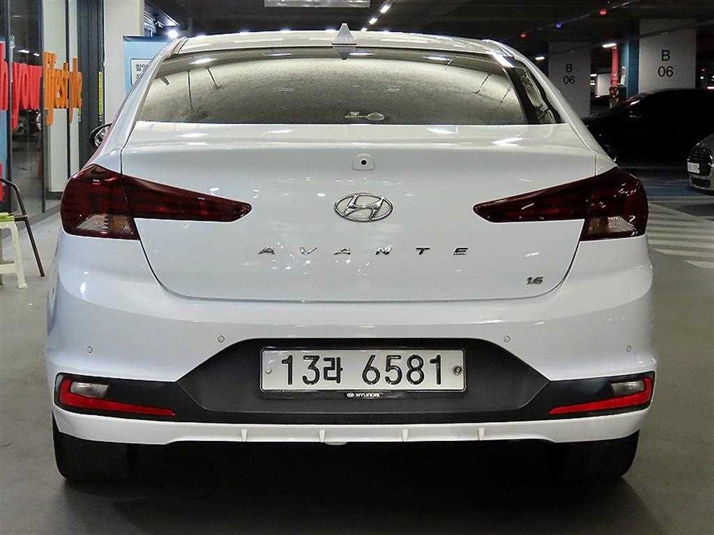 HYUNDAI Avante - Vista 5