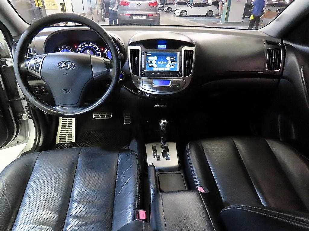 HYUNDAI Avante - Vista 10