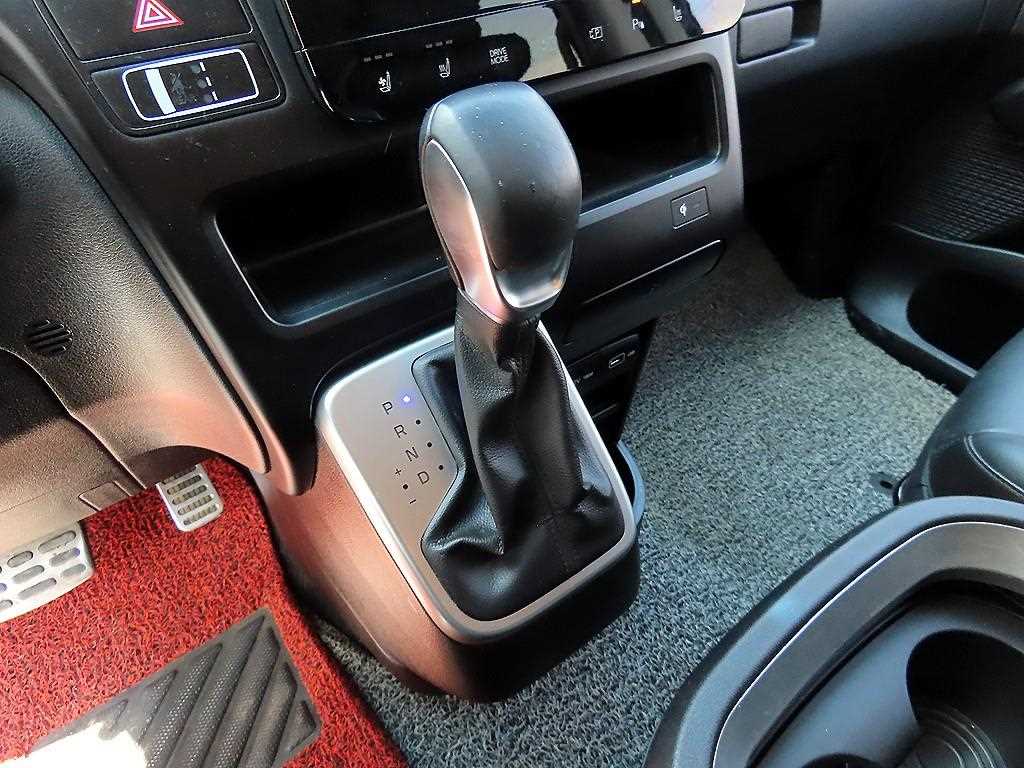 HYUNDAI Staria - Vista 10