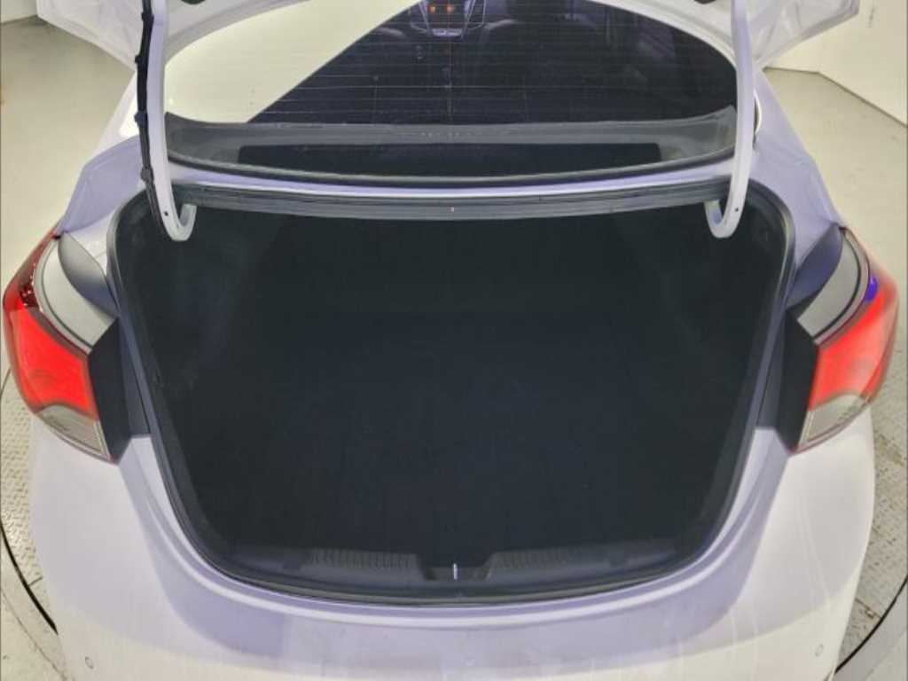 HYUNDAI Avante - Vista 6