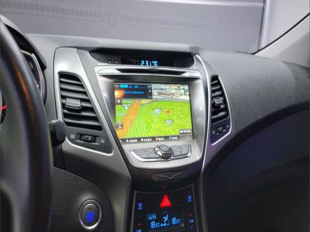 HYUNDAI Avante - Vista 12