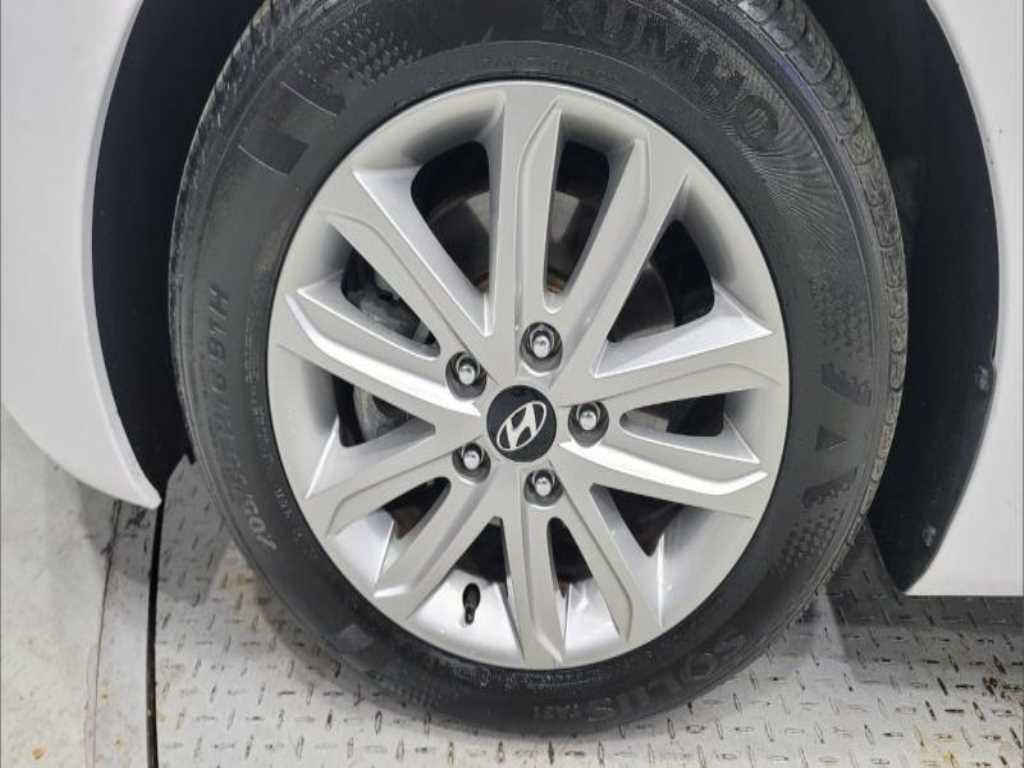 HYUNDAI Avante - Vista 7