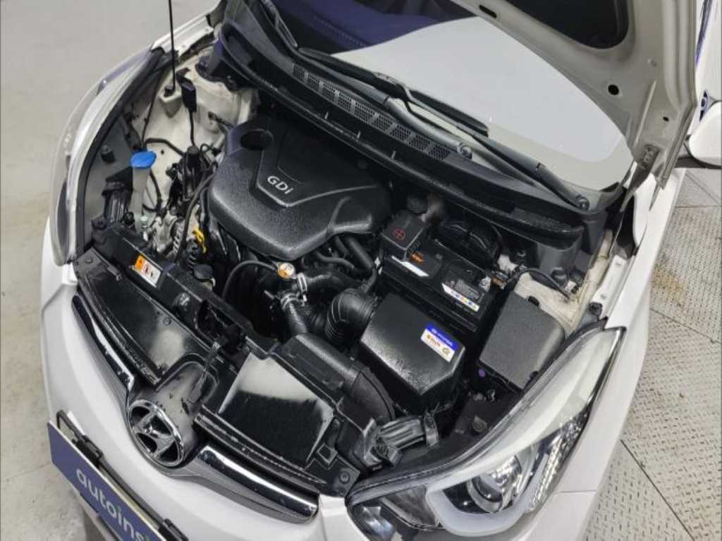 HYUNDAI Avante - Vista 5