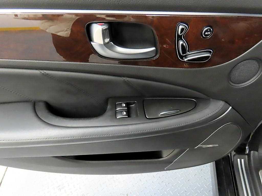 HYUNDAI Equus - Vista 12