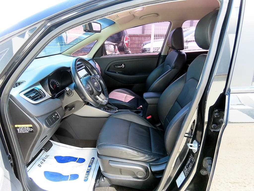 KIA Carens - Vista 5