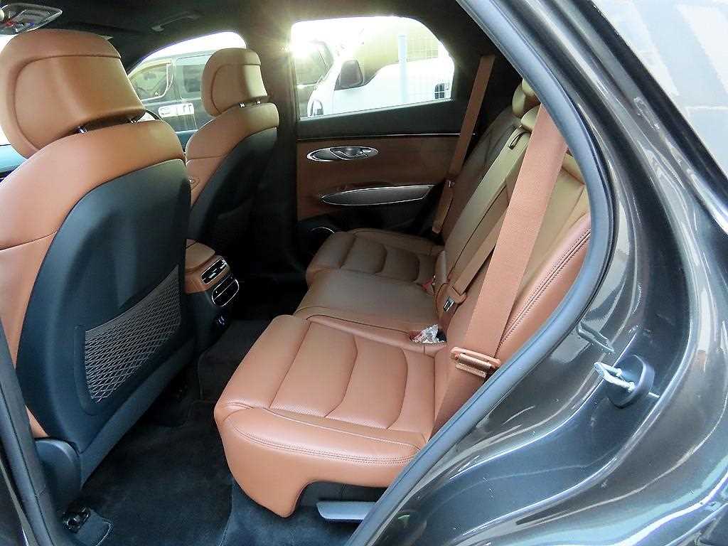 Genesis GV70 - Vista 6