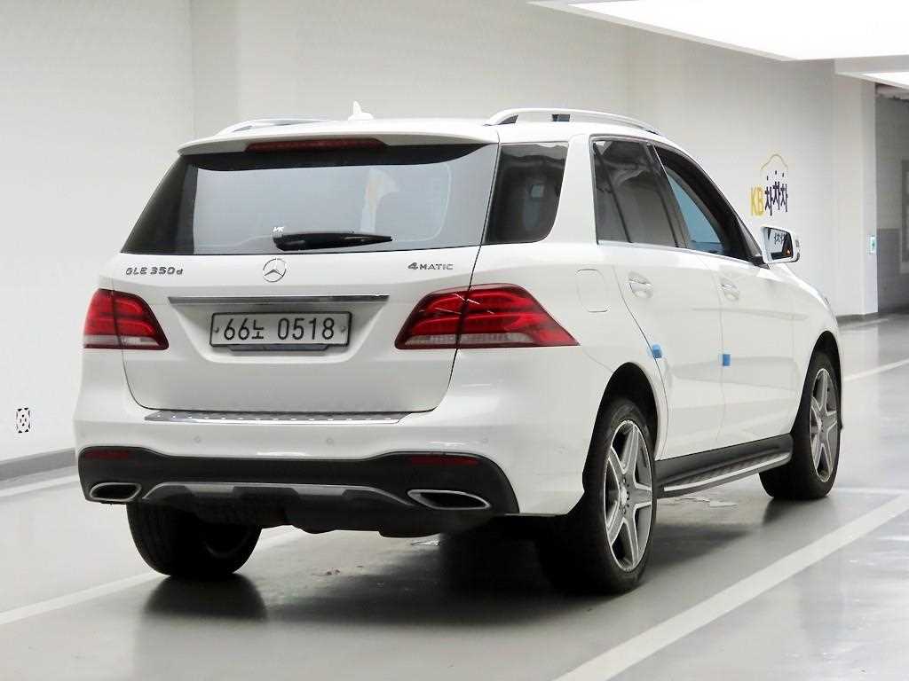 Mercedes Benz GLE Class - Vista 4