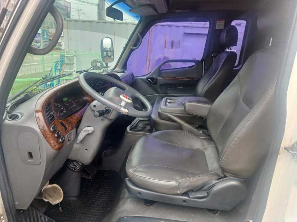 medium and large cargo truck - Vista 7