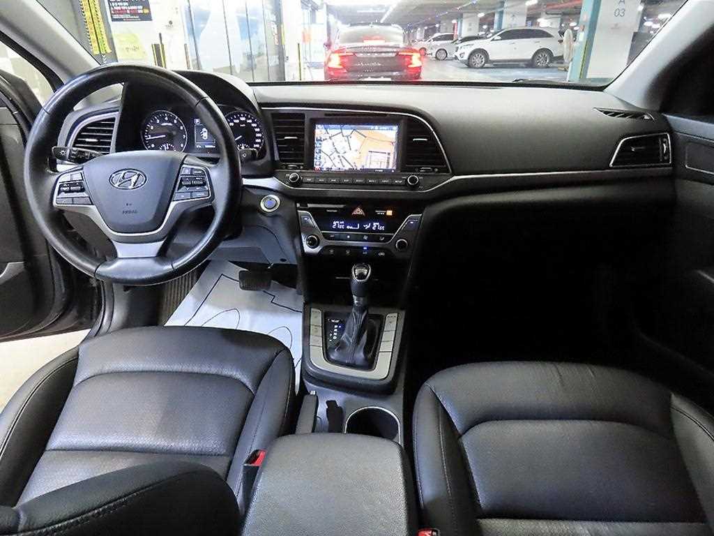 HYUNDAI Avante - Vista 10