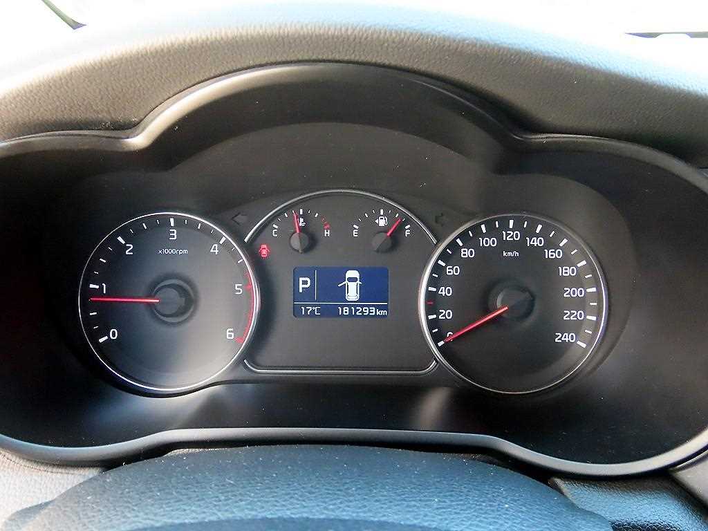 KIA Carens - Vista 9
