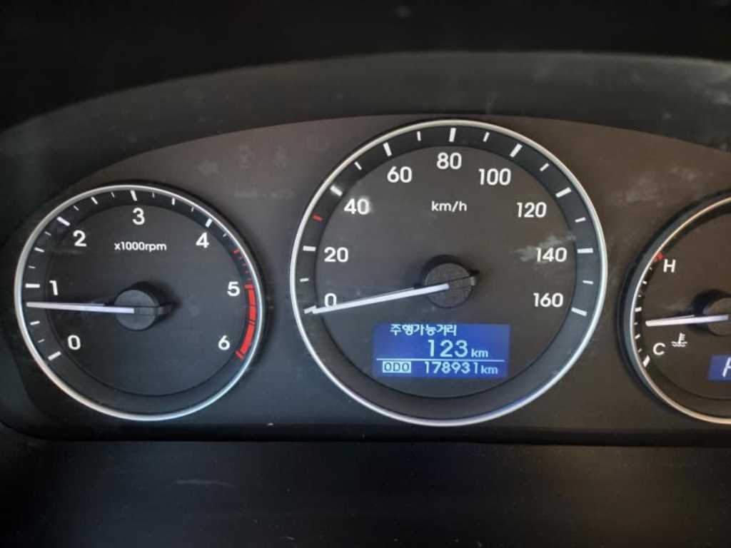 HYUNDAI Starex - Vista 8