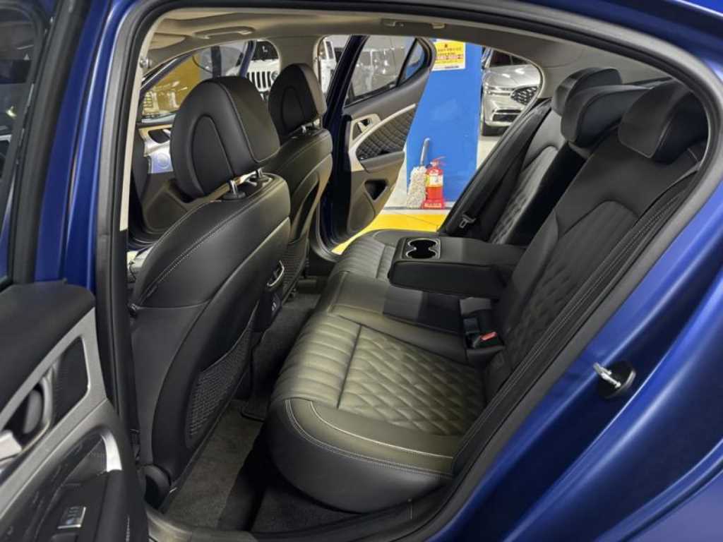 Genesis G70 - Vista 8