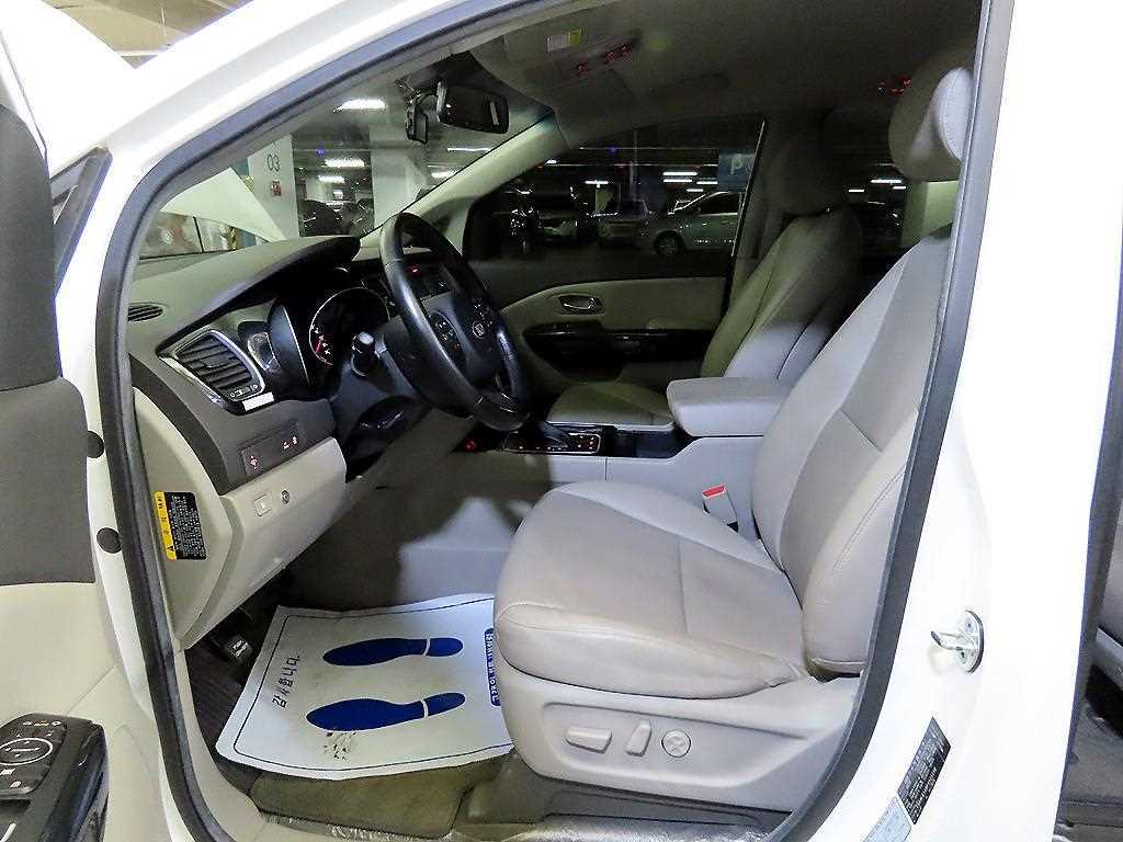 KIA Carnival - Vista 6