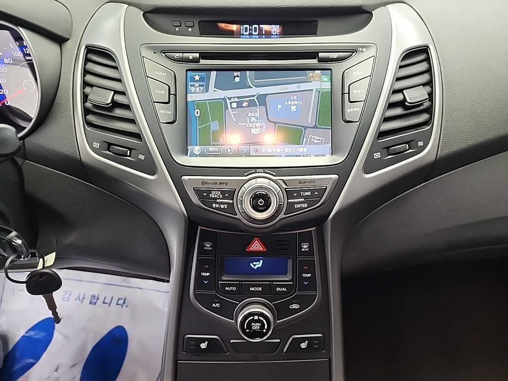HYUNDAI Avante - Vista 10