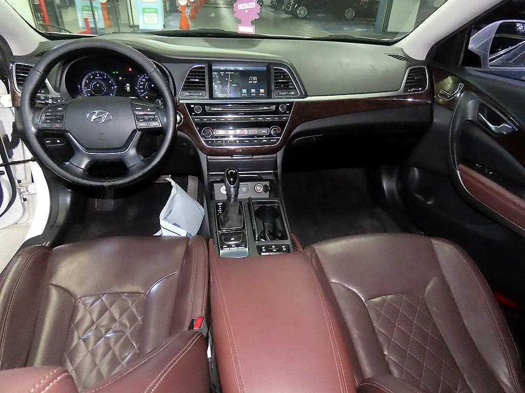 HYUNDAI Aslan - Vista 10