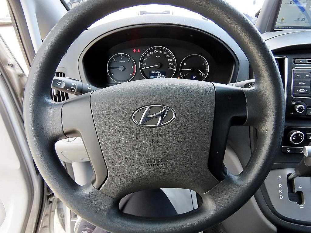 HYUNDAI Starex - Vista 8