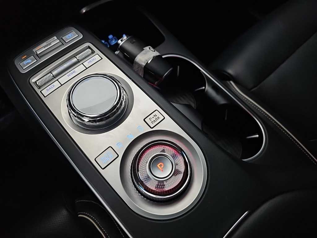 Genesis GV70 - Vista 8