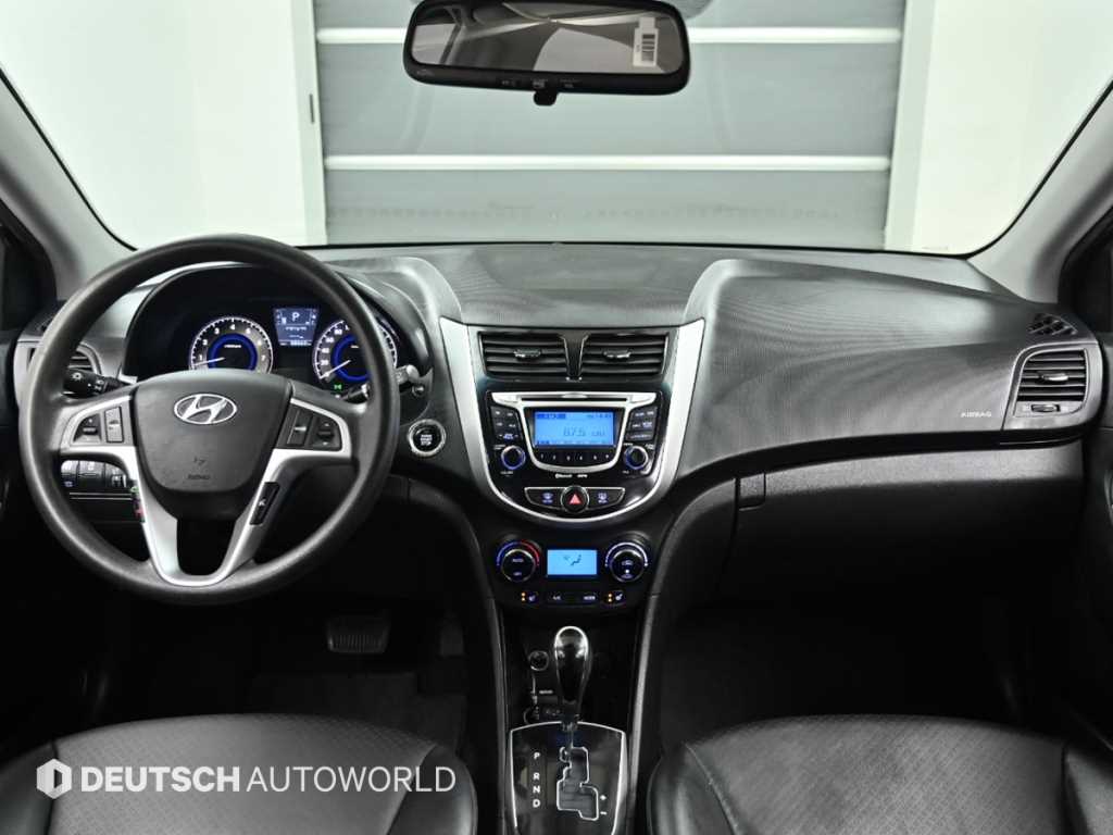 HYUNDAI Accent - Vista 7