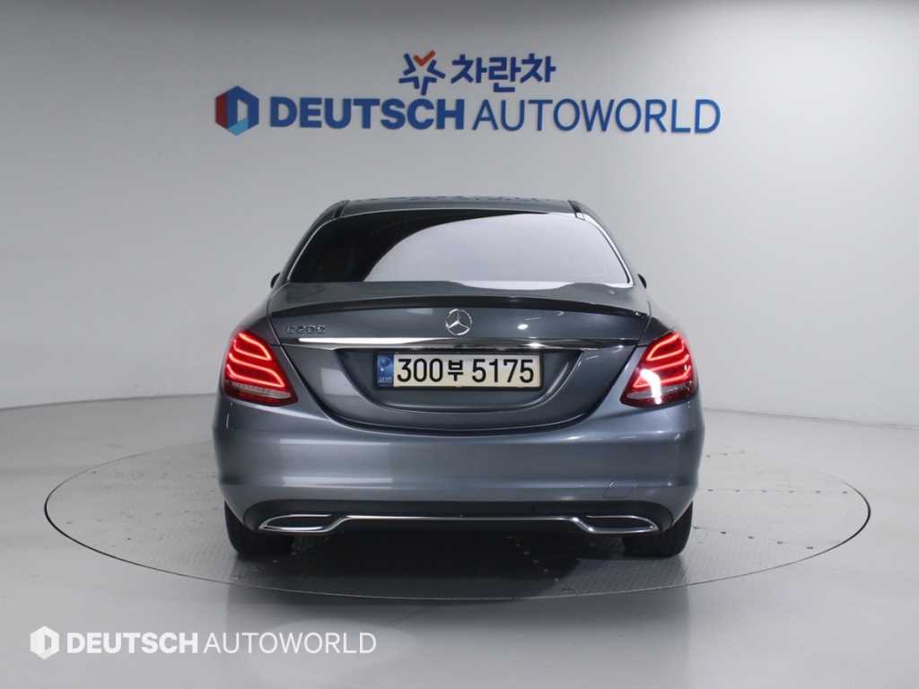 Mercedes Benz C Class - Vista 4