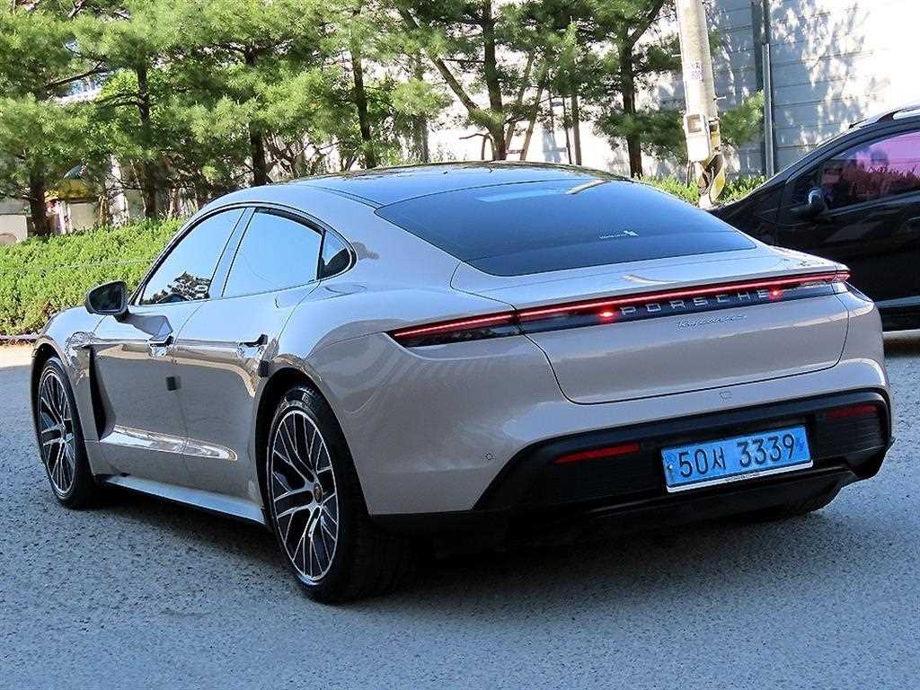 Porsche Taycan - Vista 3