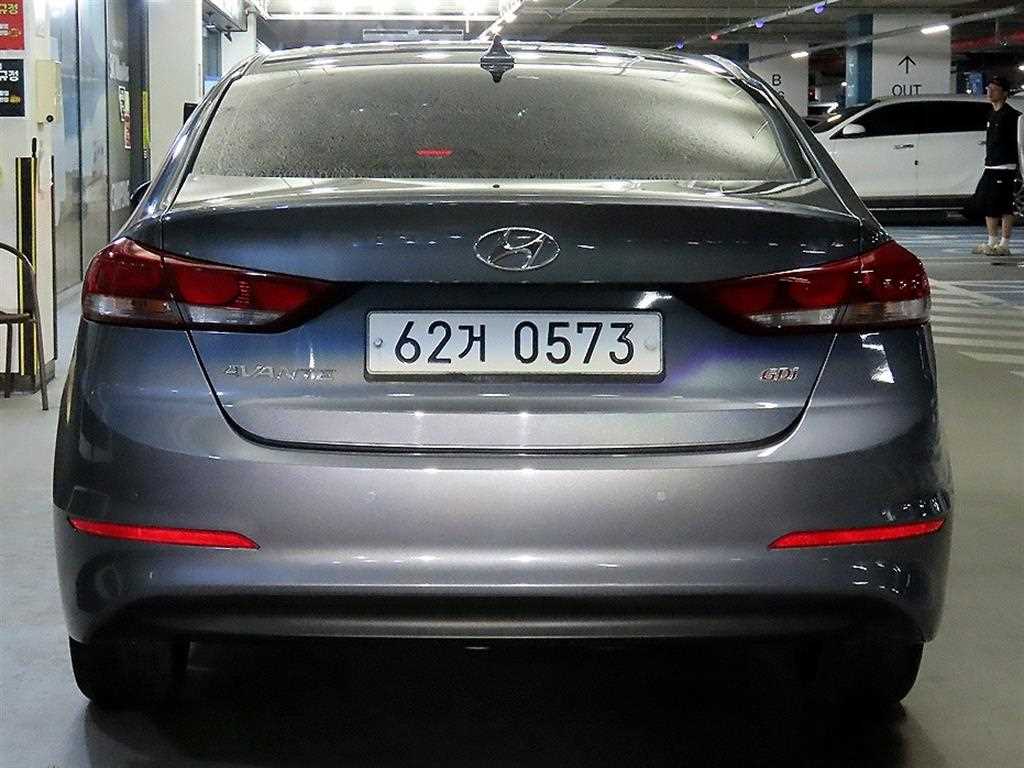 HYUNDAI Avante - Vista 5