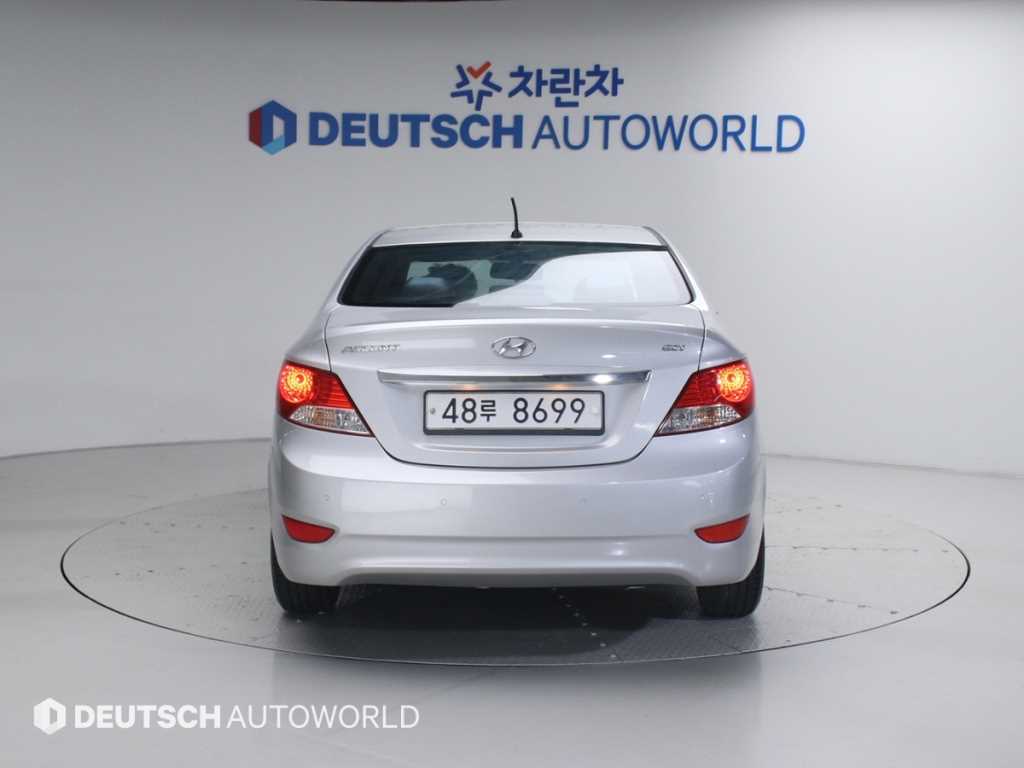 HYUNDAI Accent - Vista 4
