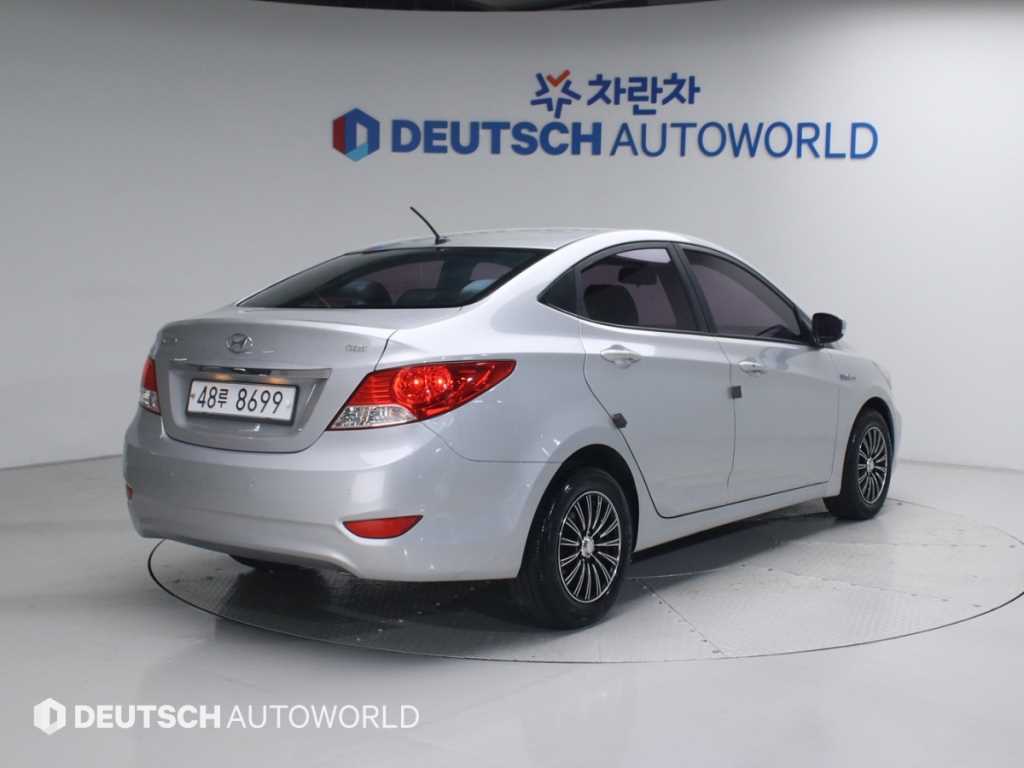 HYUNDAI Accent - Vista 2