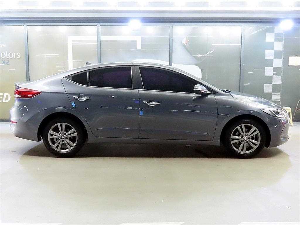 HYUNDAI Avante - Vista 3