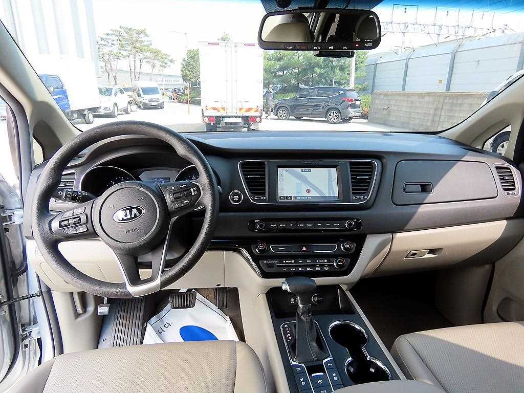 KIA Carnival - Vista 8