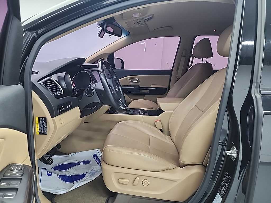 KIA Carnival - Vista 11